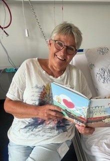 Frivillige læser højt for indlagte børn